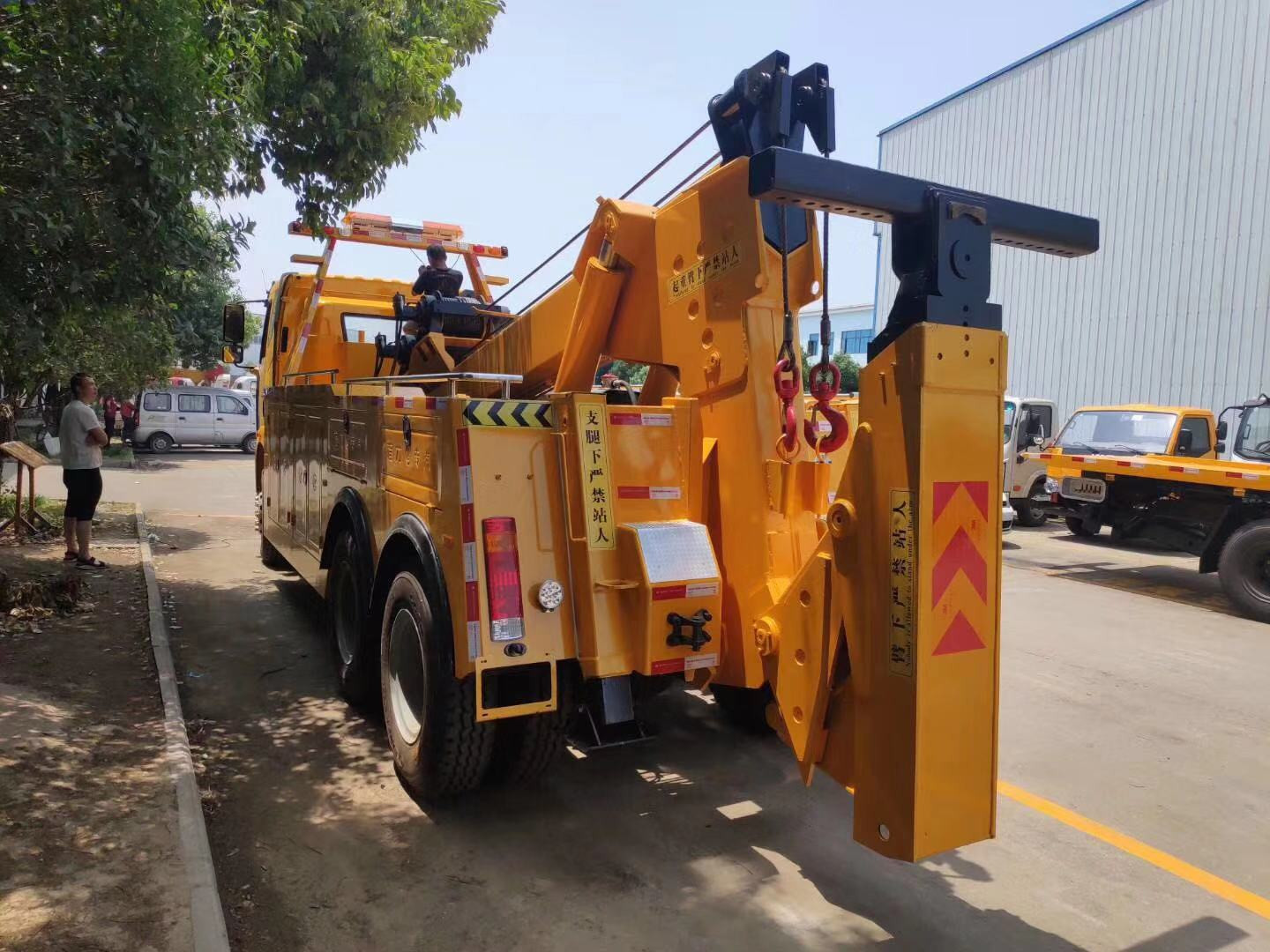 解放后雙橋一拖一清障車