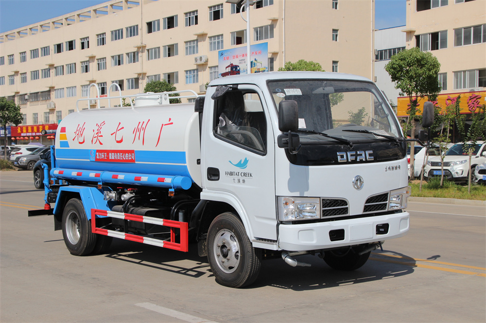 5方灑水車 國三東風(fēng)福瑞卡出口不上戶型灑水車廠家報(bào)價(jià)