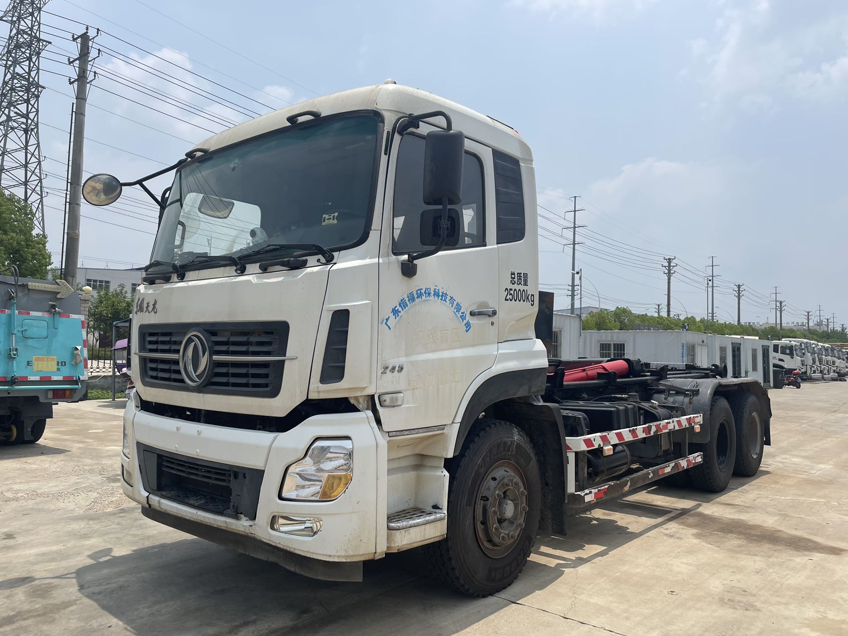 天龍后八輪勾臂(同款2臺) 2??年份：2019年5月 3??發(fā)動機：康機245馬力，國五 4??底盤配置：東風天龍底盤，5700軸距，7檔變速箱，1100鋼絲