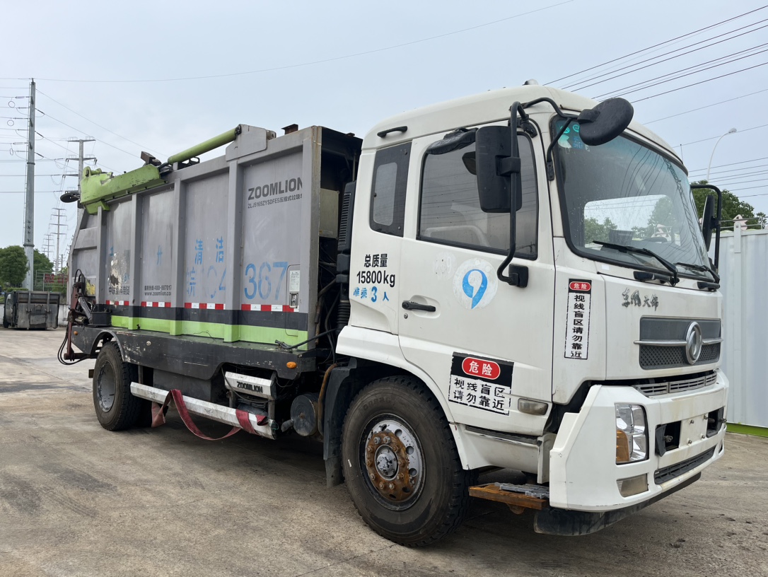 二手中聯無泄露式壓縮垃圾車 2??年份：2018年1月 3??發(fā)動機：康機210馬力，國五 4??底盤配置：東風天錦底盤，4500軸距，1000鋼絲胎，六檔變速